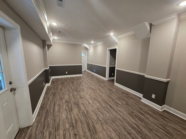 Building Photo - 545 Lakeview Dr