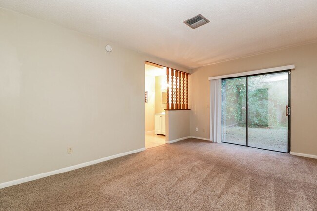 Building Photo - 15801 Knollview Dr