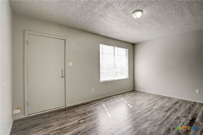 Building Photo - 714 Martindale Rd