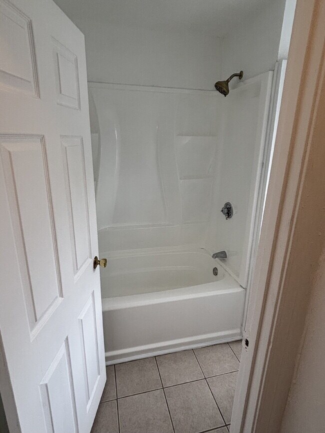 Building Photo - Spacious 4-Bedroom Apartment in Nashua, NH - Don't Miss Out!