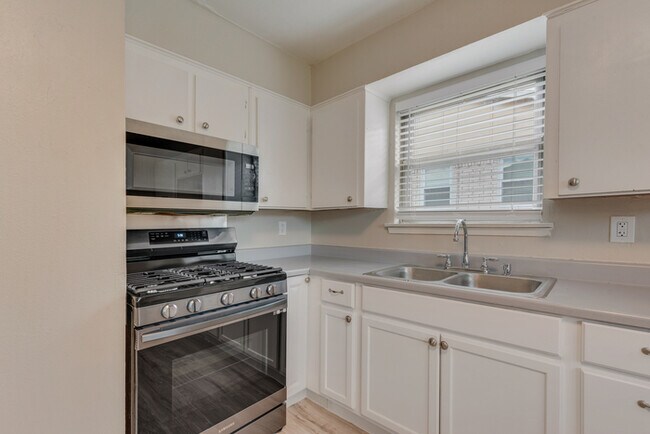 Building Photo - 3 bedroom Home with Prime Location