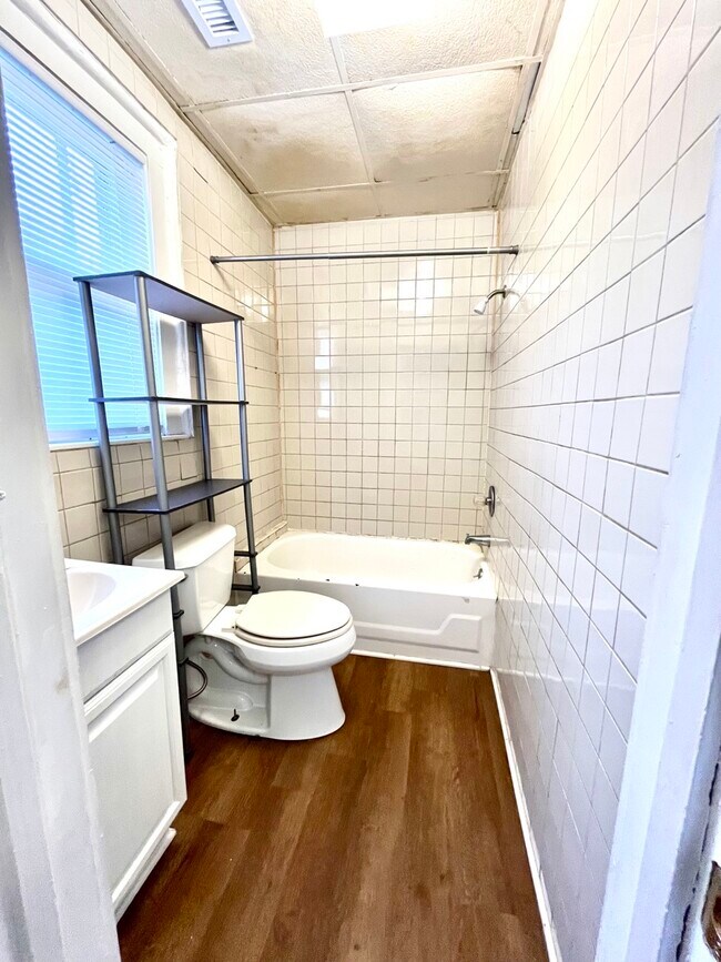 Building Photo - 1729 E Franklin St