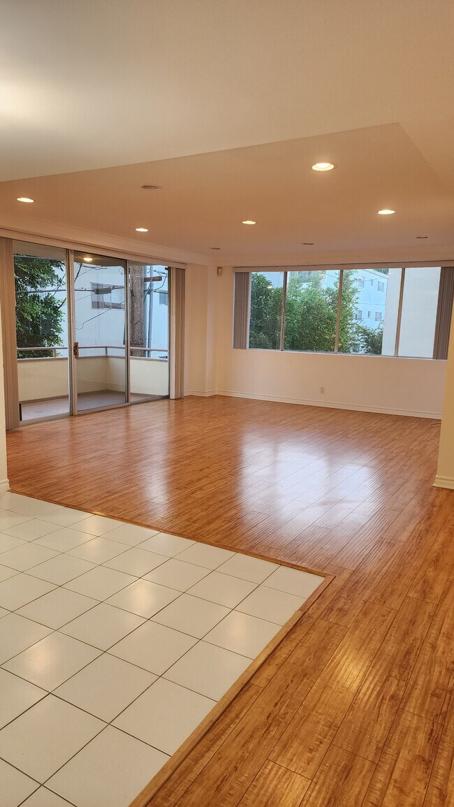 Building Photo - 303 N Swall Dr
