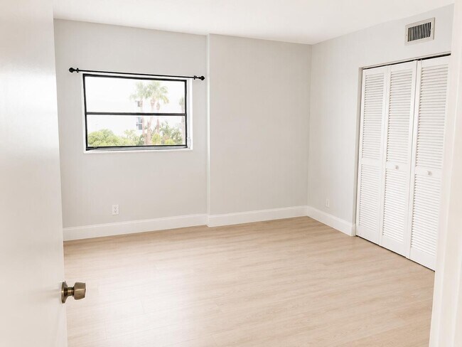 Building Photo - 1527 S Flagler Dr