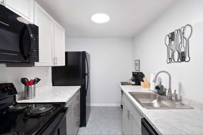 Building Photo - Pershing Properties