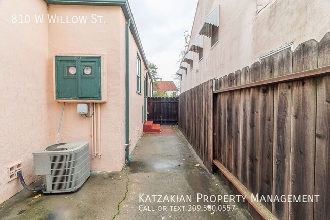 Building Photo - Large 2-Story 1-Bedroom 1.5 Bath Midtown T...