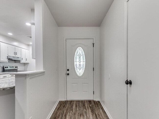 Building Photo - $300 0ff your move in for October 1st! All...