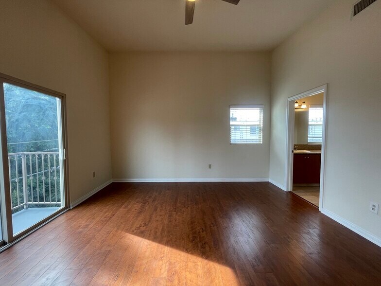 Building Photo - 15024 Magnolia Blvd