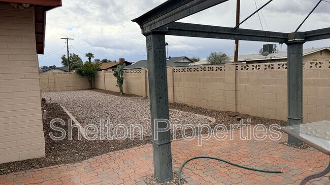Building Photo - 523 E Malibu Dr