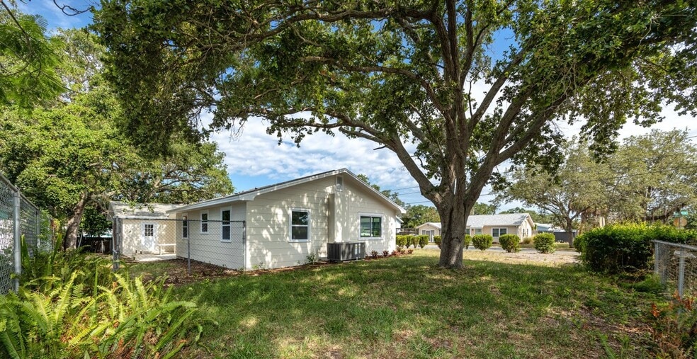 Building Photo - 14744 Sunset Dr