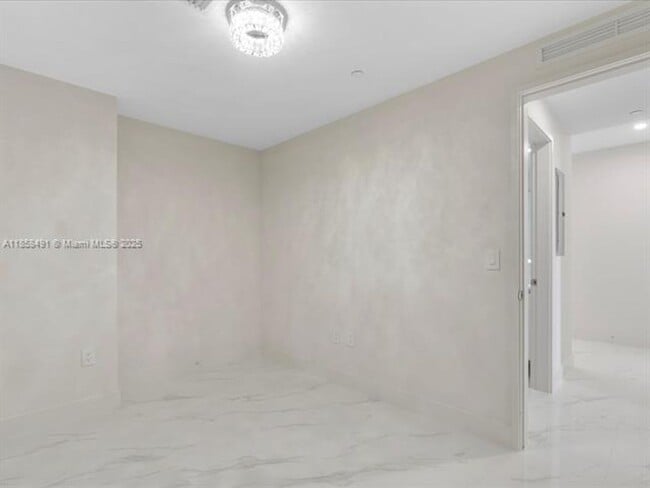 Building Photo - 700 NE 24th St