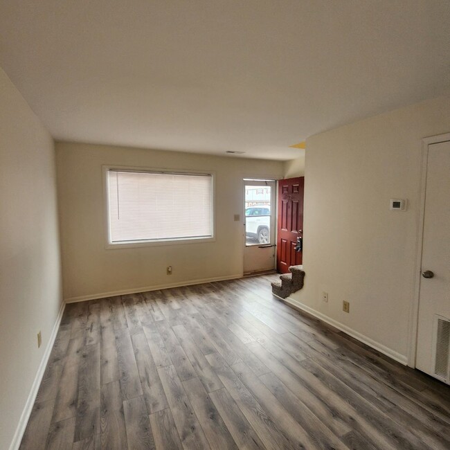 Building Photo - Cute and Cozy One Bedroom Townhouse Apartm...