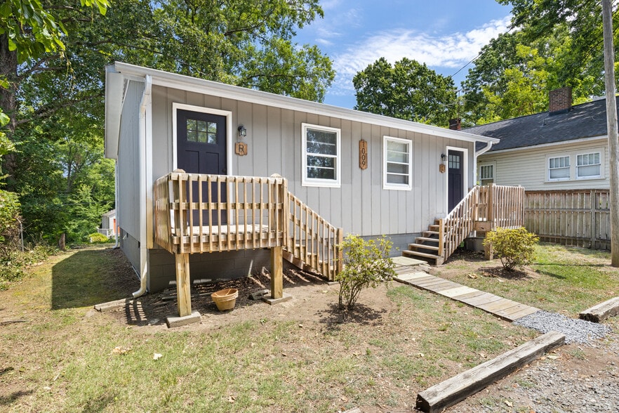 Exterior, Parking Side - 1009 N Buchanan Blvd