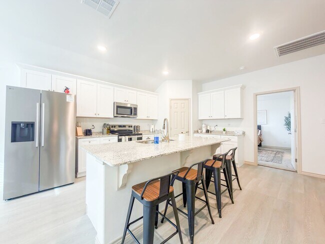 Building Photo - The Perfect Blend of Function and Luxury