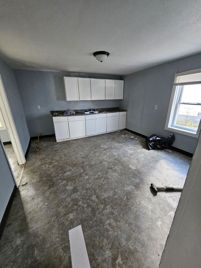 Building Photo - 4 bedroom single family home