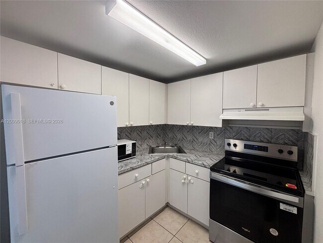 Building Photo - 666 W 81st St