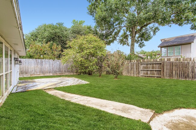 Building Photo - 15710 Sandy Hill Dr