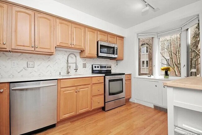 Building Photo - 102 Forest St