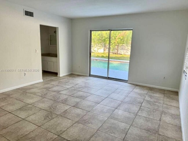 Building Photo - 121 NE Prima Vista Blvd