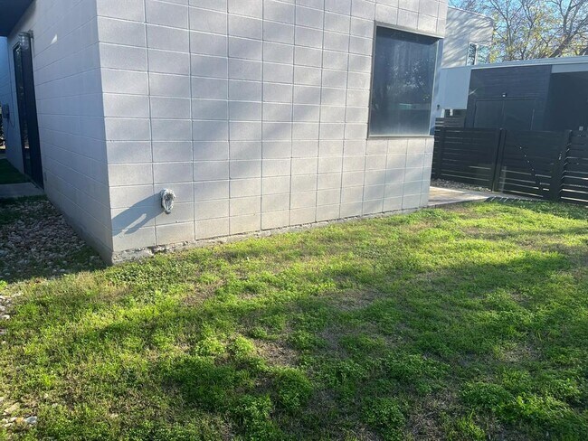 Building Photo - 1105 Altum St