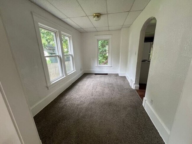 Building Photo - Charming 3 bedroom house