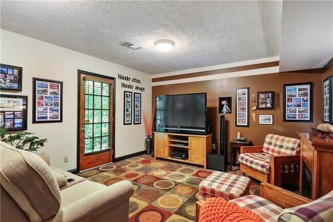 Building Photo - 2138 Carlyle Dr