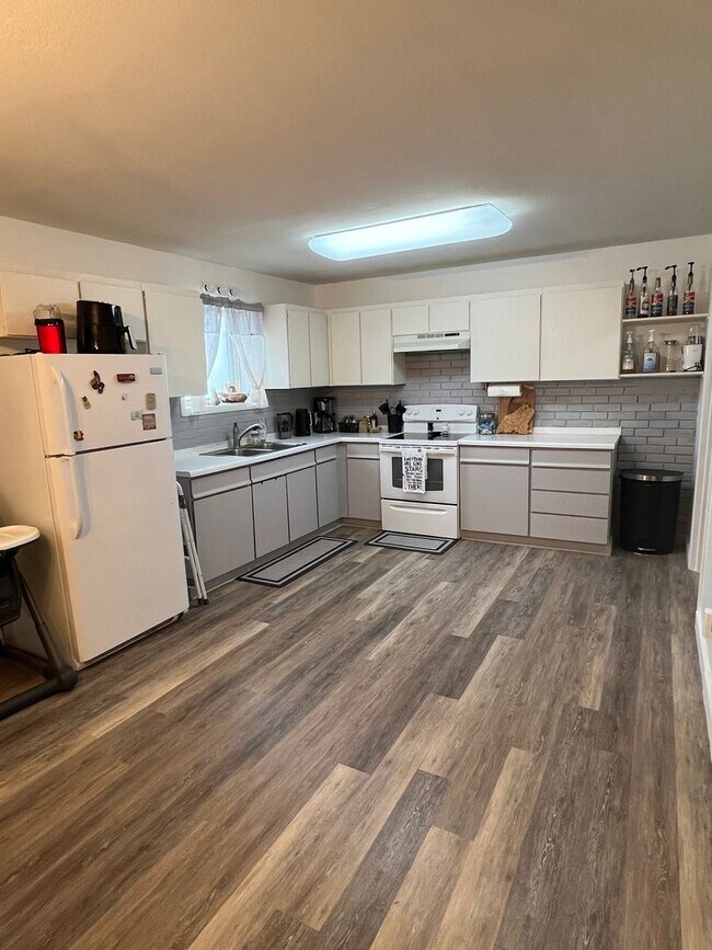 Building Photo - Duplex-Lower Unit in Aurora Subdivision-SPECIAL: $250.00 off first month's rent!