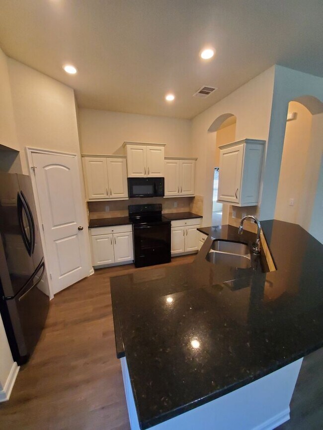 Building Photo - 3/2 Home with Open Floor Plan in Bryan