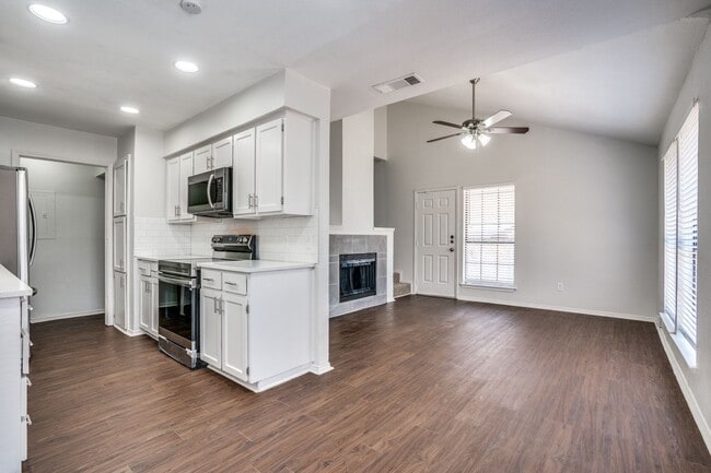Primary Photo - 115 Peachtree Ct