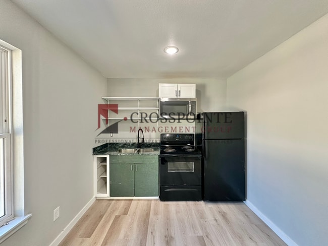 Building Photo - AVAILABLE! Stylish 1-bedroom, 1-bath town home!