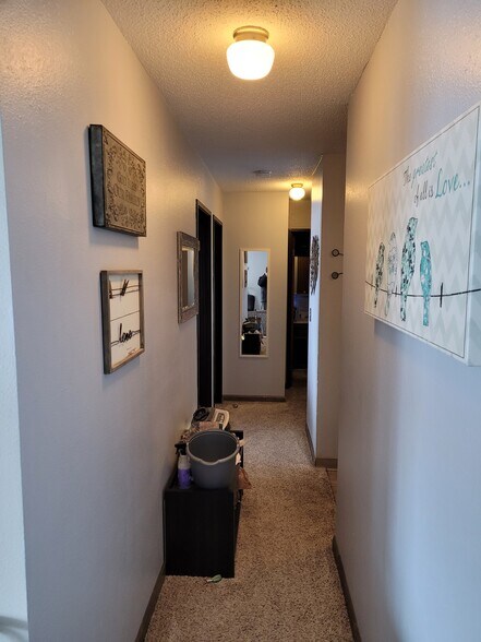 Building Photo - 341 Prairiewood Cir S