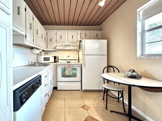 Building Photo - 2515 NE 2nd Ct