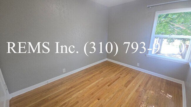 Building Photo - Renovated Upstairs Apartment with Parking