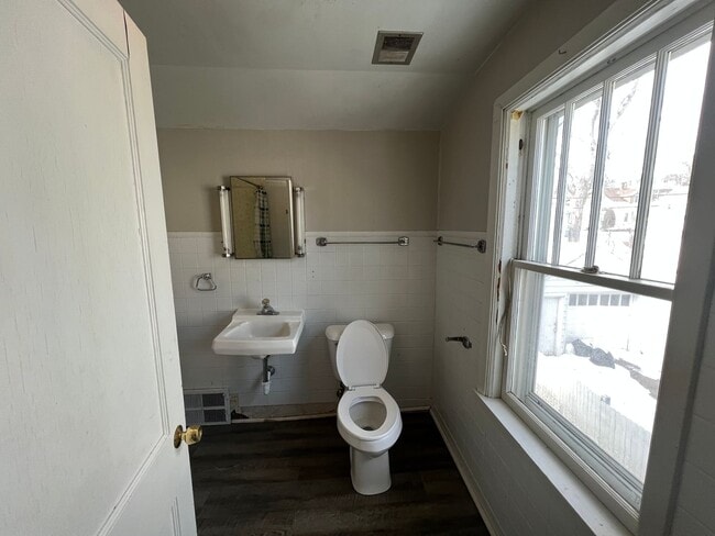 Building Photo - 406 S 6th Ave