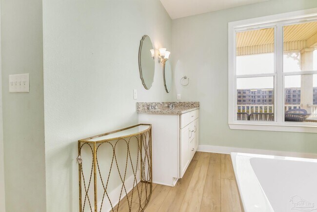 Building Photo - 606 W Intendencia St