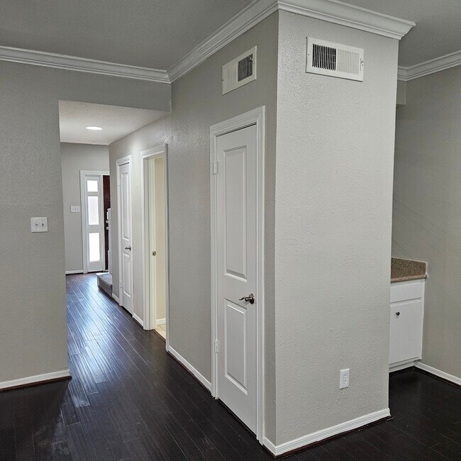 Building Photo - 712 Augusta Dr