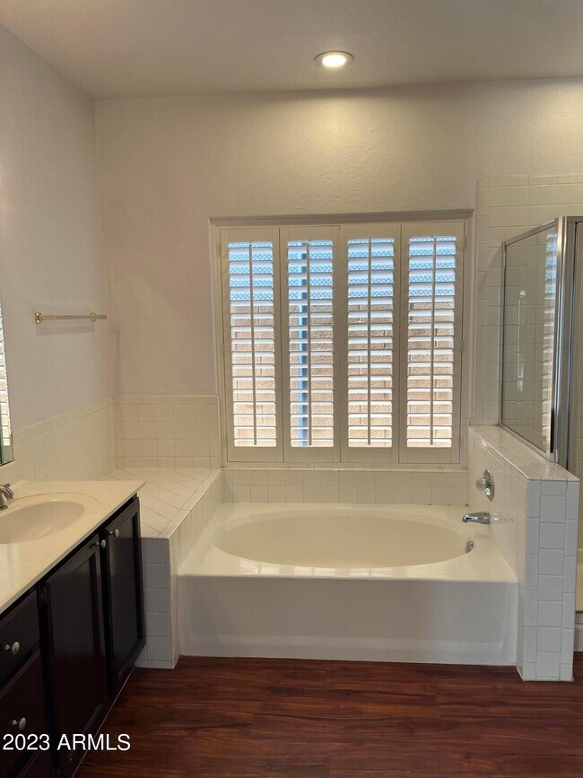 Building Photo - 1301 E Briarwood Terrace