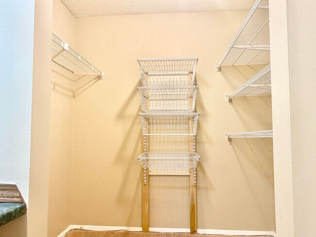 Building Photo - 3 Bedrooms Plus 2 Bonus Rooms!!! 2.5 Baths...