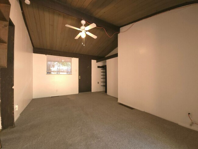 Building Photo - 3 Bedroom Apartment on West Side Of The Hill