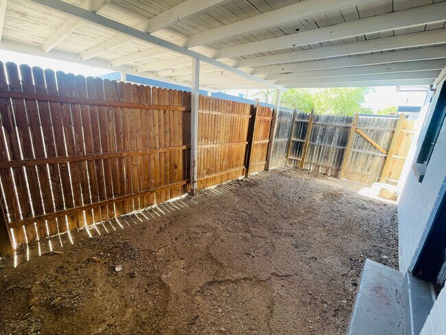 Building Photo - Two Bedroom w/ A/C, Yard and Carport - 500...