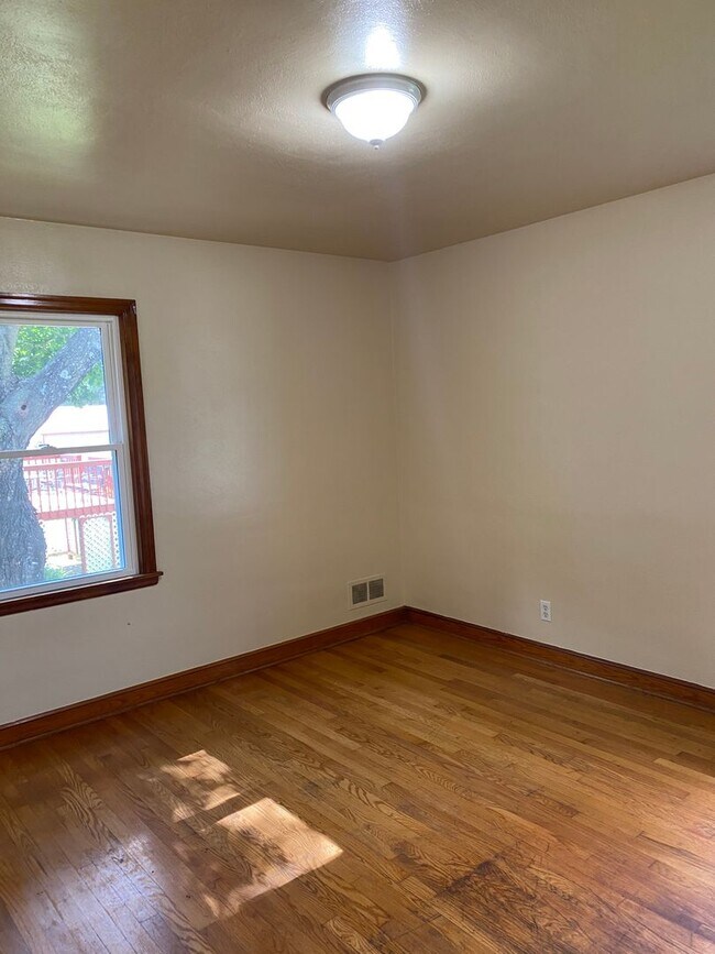 Building Photo - 3 Bedroom, 1 Bath Ranch In Roanoke County