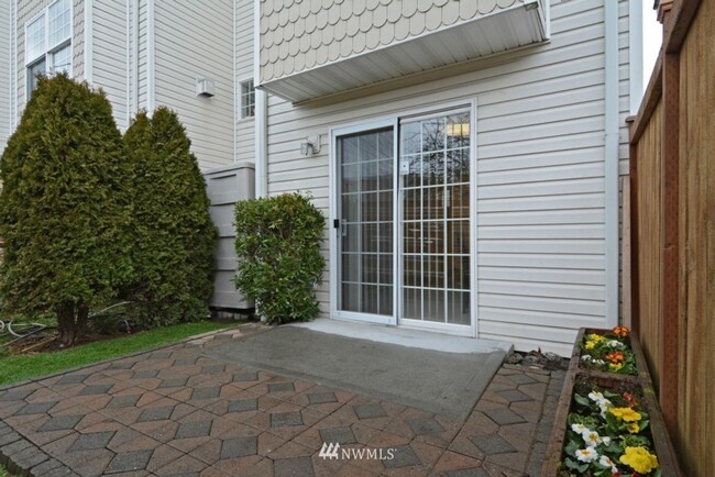 Building Photo - North Greenlake 3-bed 1.75-bath Town House