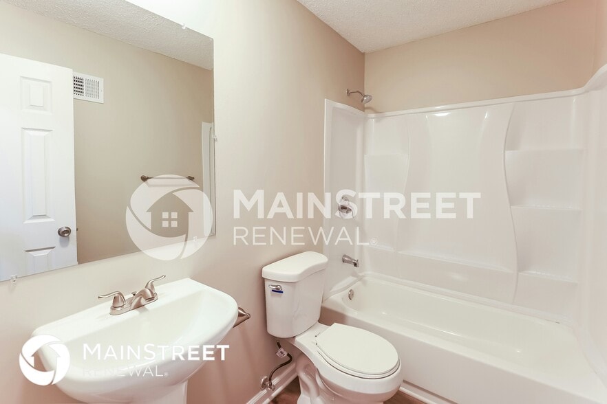 Building Photo - 821 E Northview St