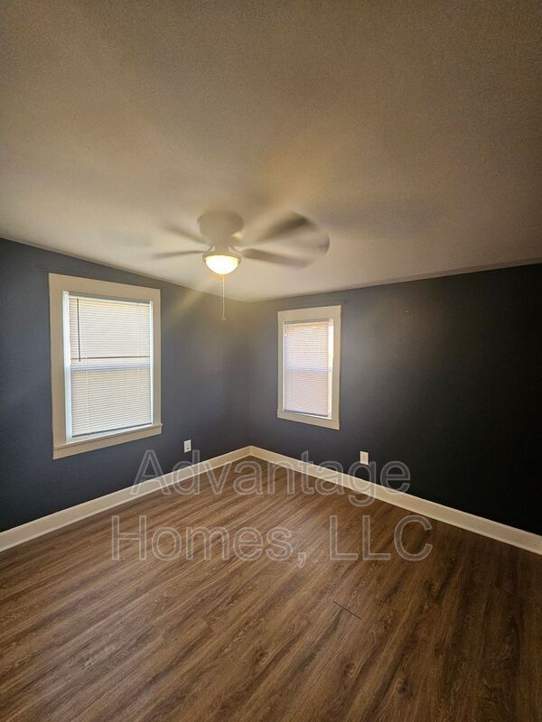 Building Photo - 4826 E 6 St