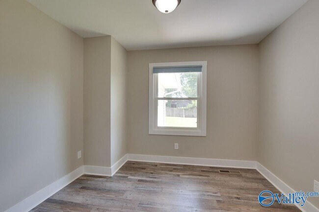 Building Photo - 213 Drake Ave SW