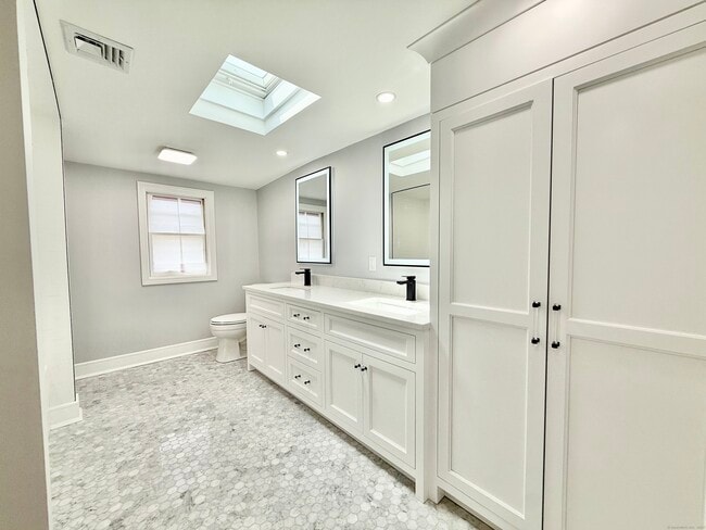 Building Photo - 40 E Pasadena Pl