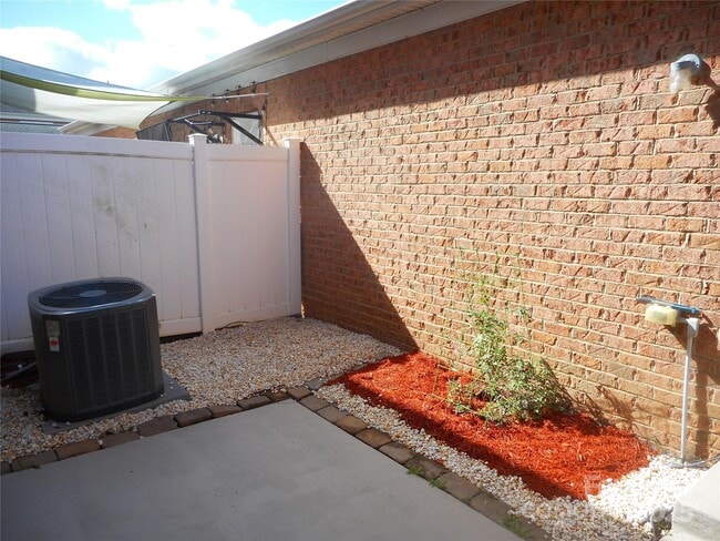 Building Photo - 3804 York Aly