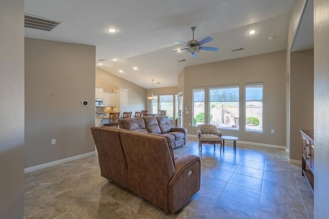 Building Photo - Bright & Beautiful 2 Bedroom Home in Sun R...