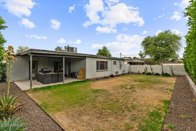 Building Photo - 2224 E Sells Dr