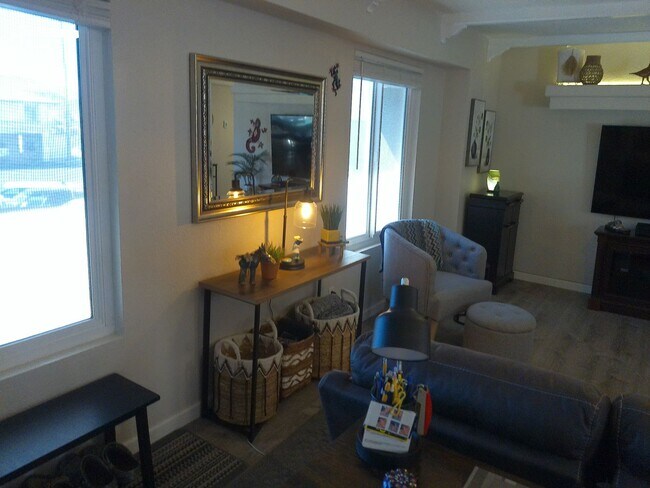 Building Photo - Beautiful updated condo in Los Lagos Upstairs unit.